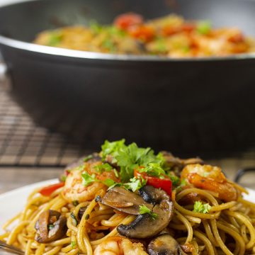 Chinese style shrimp pasta cooked in a flavourful sauce. This sauce has fresh ginger, sesame oil, garlic, soy sauce and brown sugar.