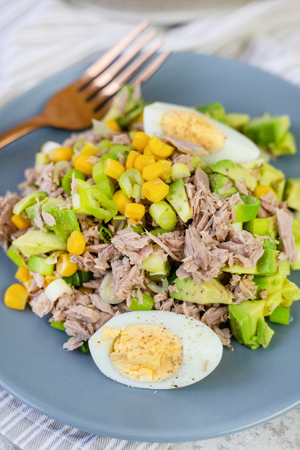Tuna avocado salad is healthy, light, and super easy lunch recipe #tunaavocadosalad #tunasalad #lunchrecipes #healthyrecipes #easysalad