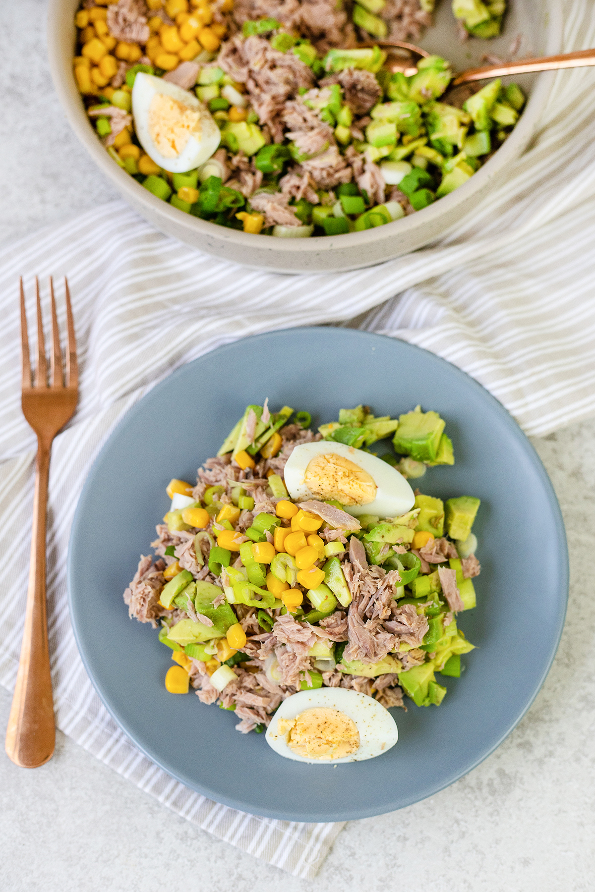 Tuna avocado salad is healthy, light, and super easy lunch recipe #tunaavocadosalad #tunasalad #lunchrecipes #healthyrecipes #easysalad