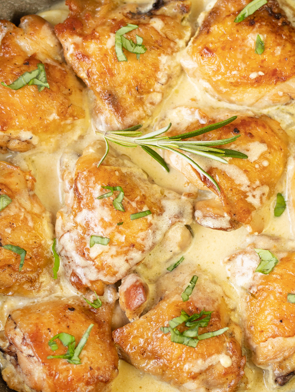 Creamy garlic chicken thighs a large wok