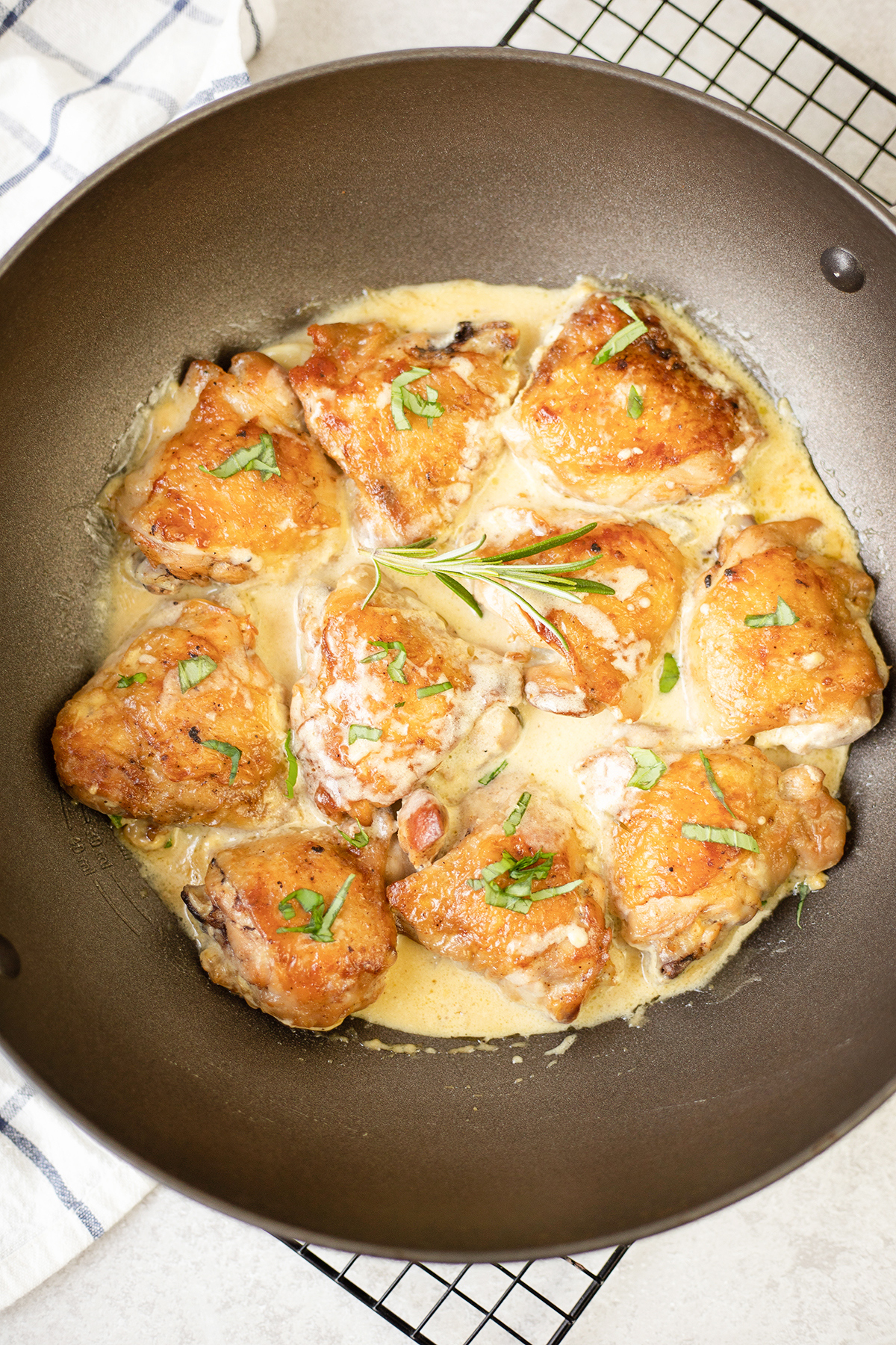 Creamy garlic chicken thighs a large wok