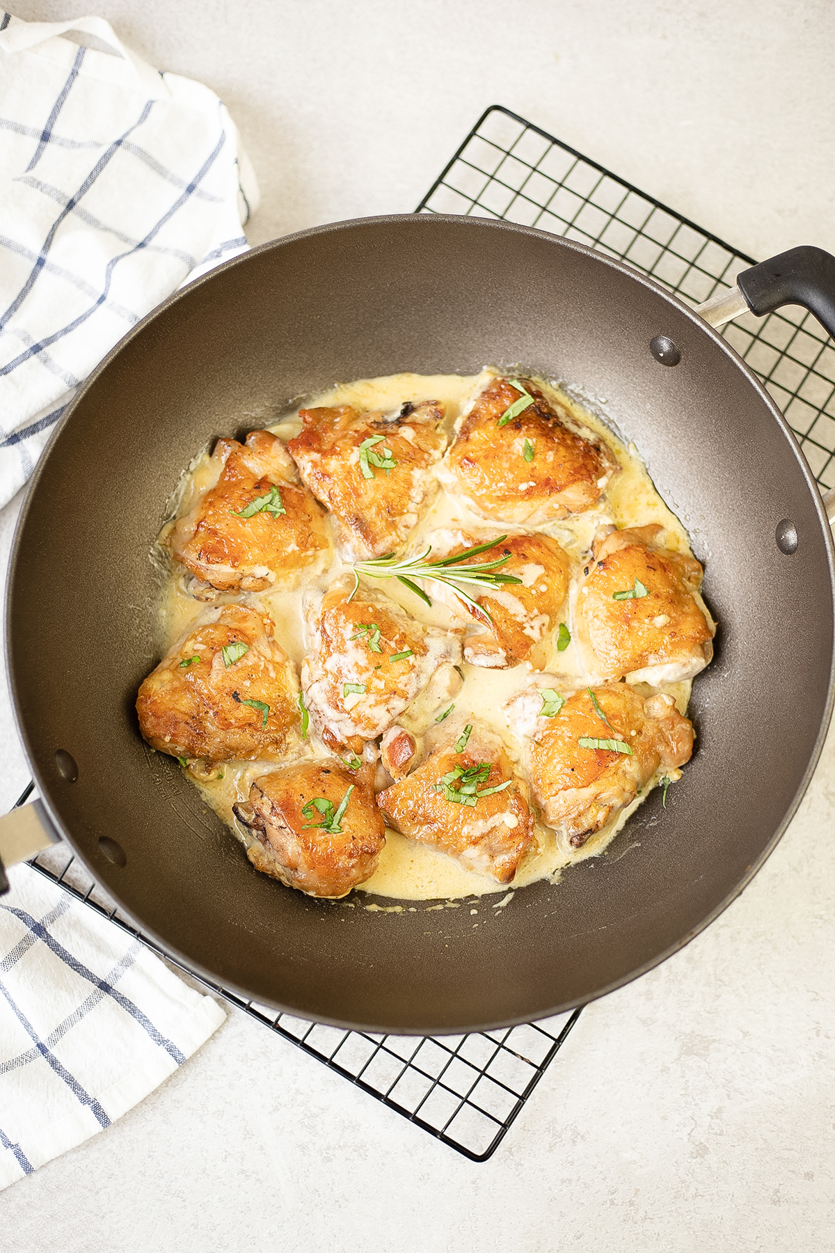 Creamy garlic chicken thighs a large wok