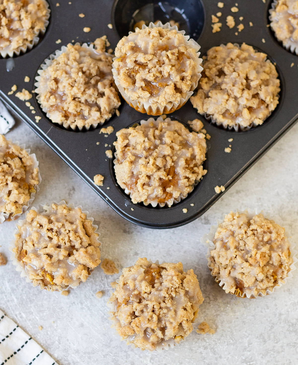 Pumpkin pie muffins with crumb topping