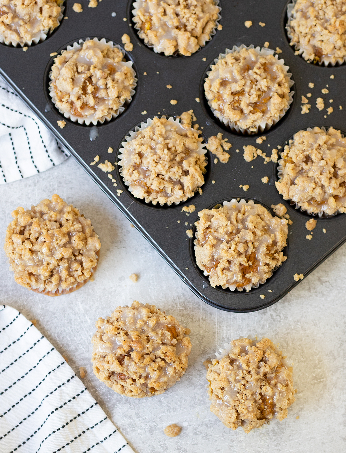 Pumpkin pie muffins with crumb topping