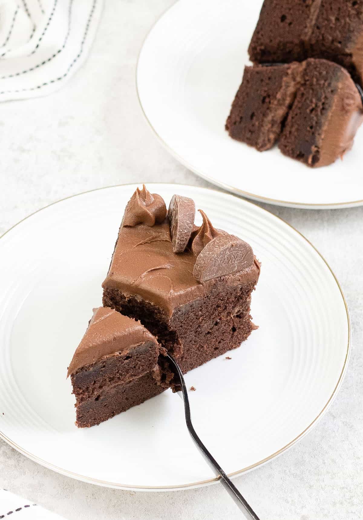 Cut a cake slice with the fork to eat.