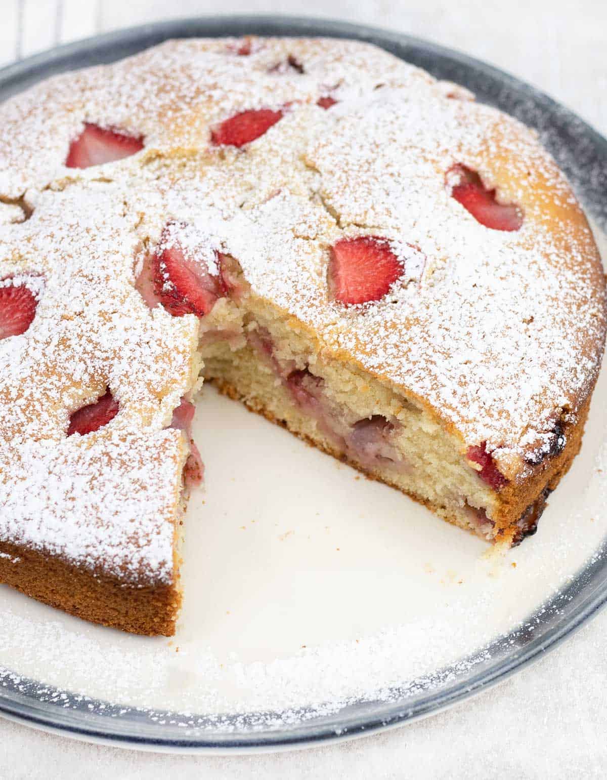 cut the French Strawberry Cake