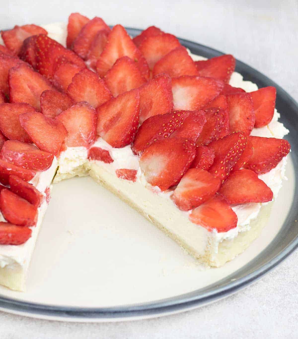 Easy french strawberry tart in a plate.