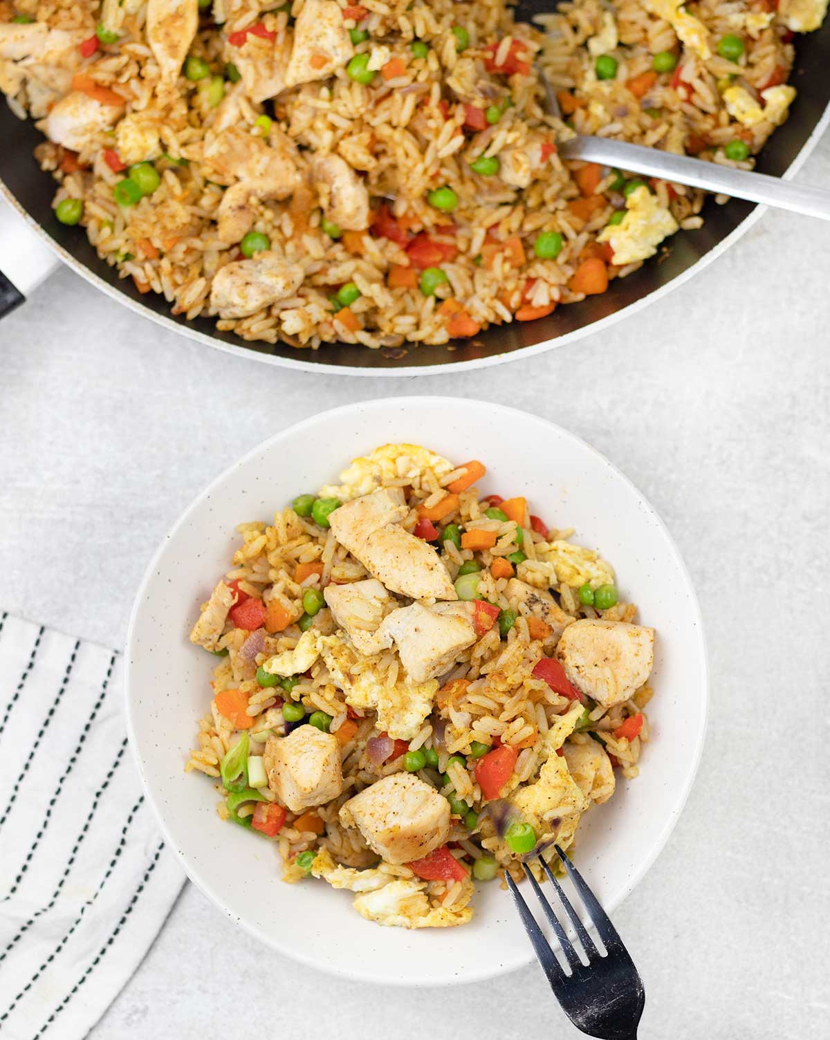 Curry fried rice with chicken and vegetables.