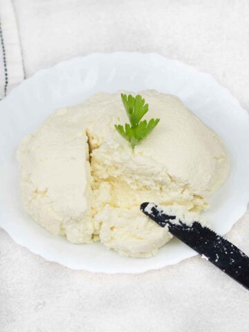 Cut the Ricotta cheese in a plate.