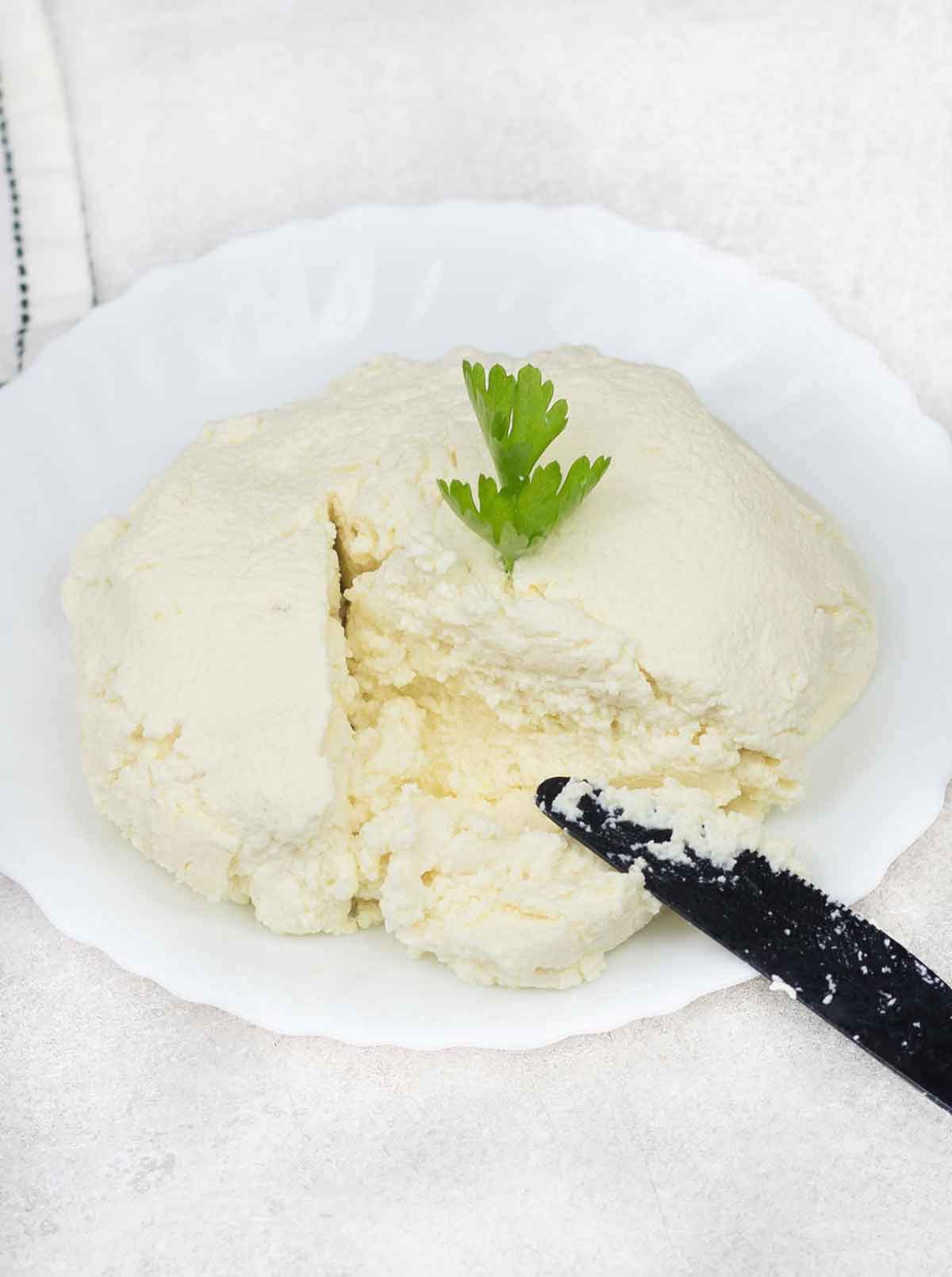 Cut the Ricotta cheese in a plate.