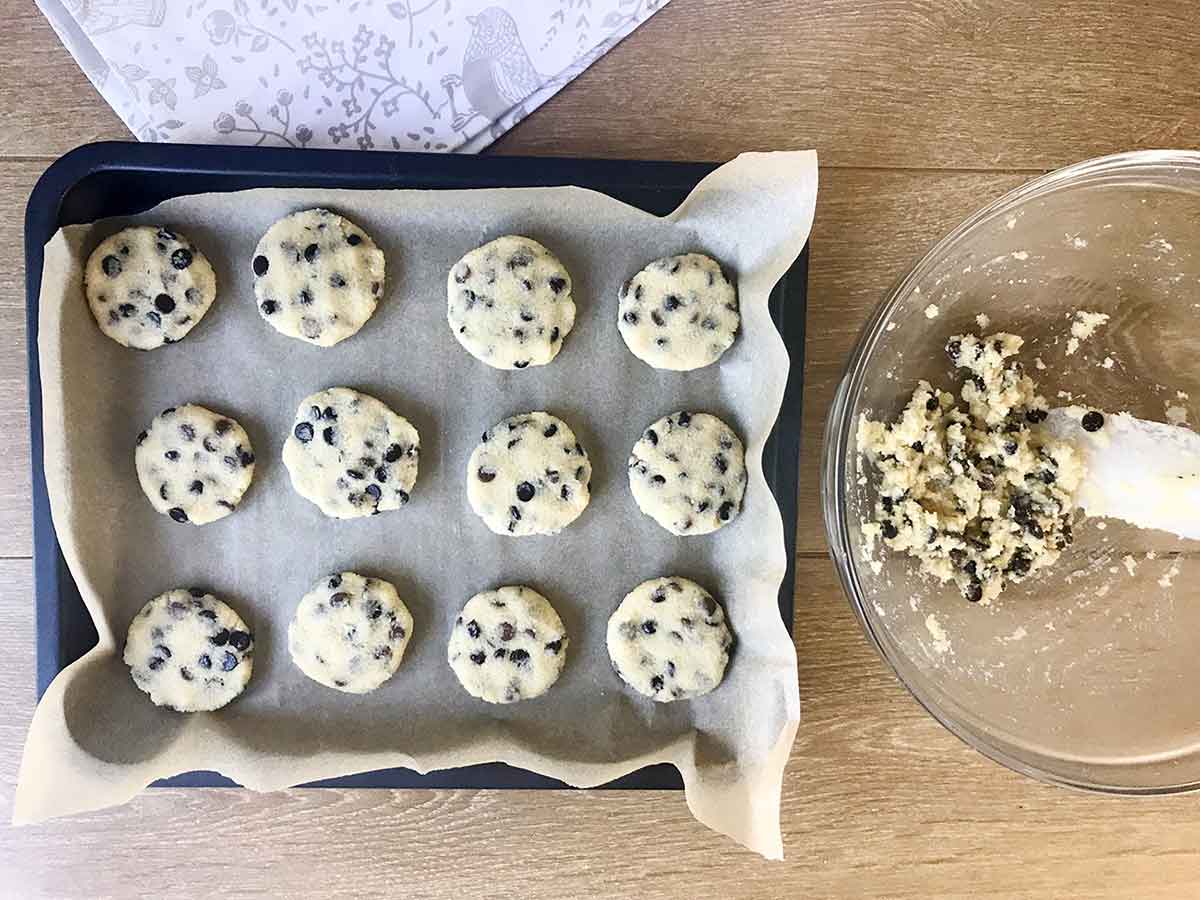 Shape the cookies and put in the baking sheet.