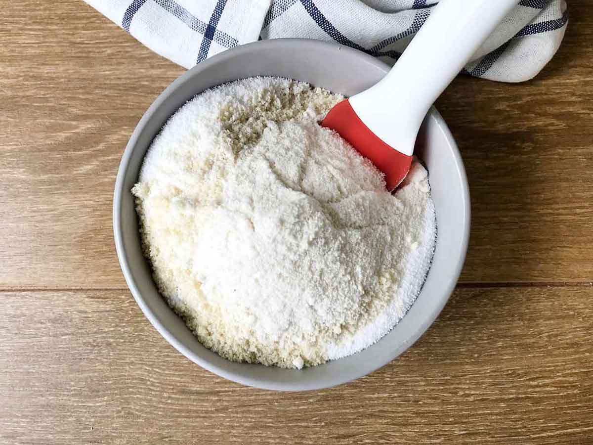 Mix all dry ingredients (almond flour, coconut flour, baking powder, salt).