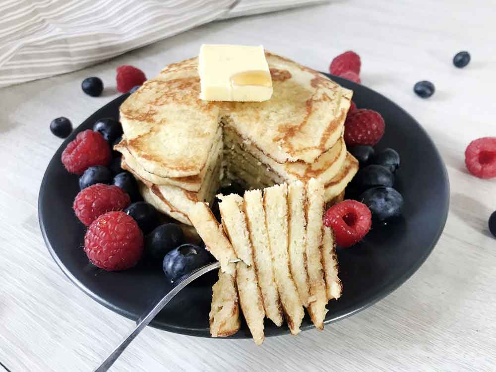 Fluffy, sugar-free pancakes and some berries around them.