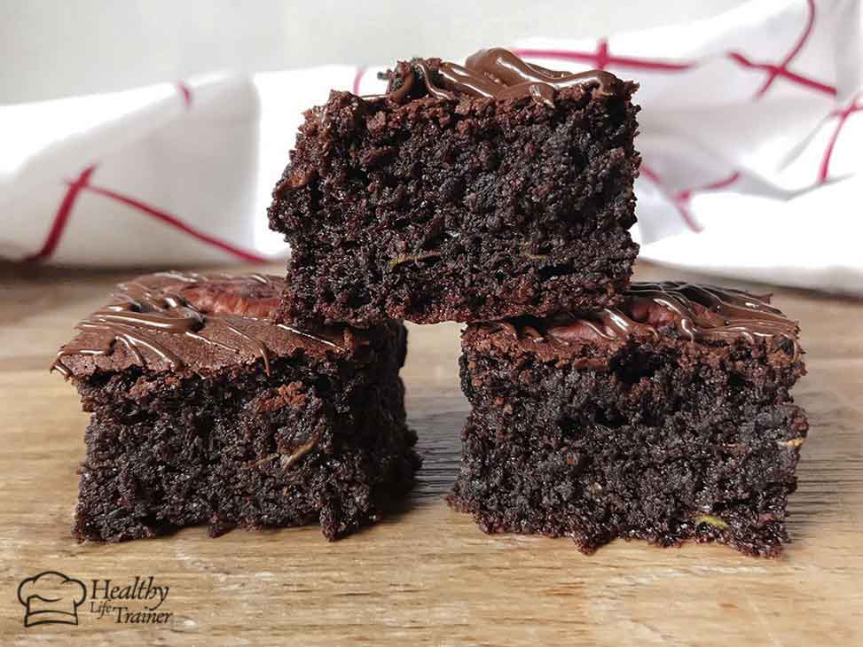 3 low-carb zucchini brownies on the table.