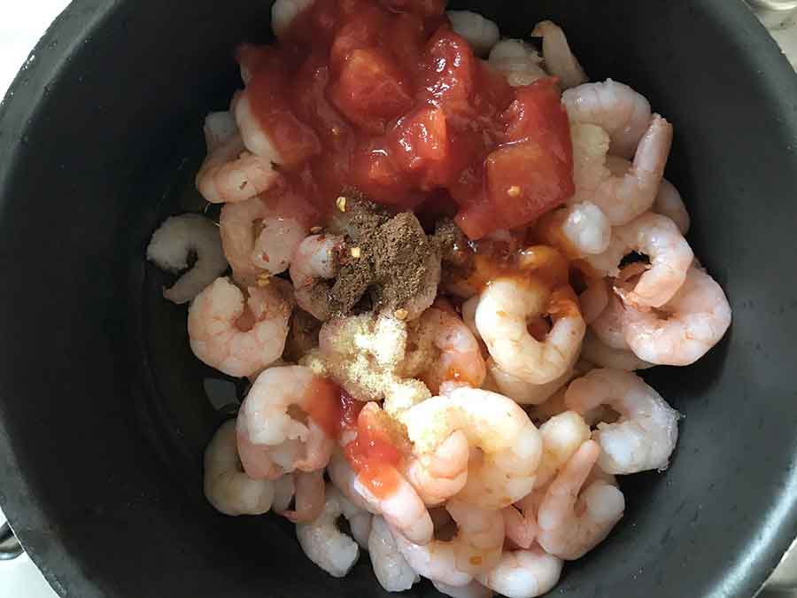 Add the shrimp, tomato sauce, sweet and chilli sauce, red pepper flakes, Chinese 5 spices and salt.