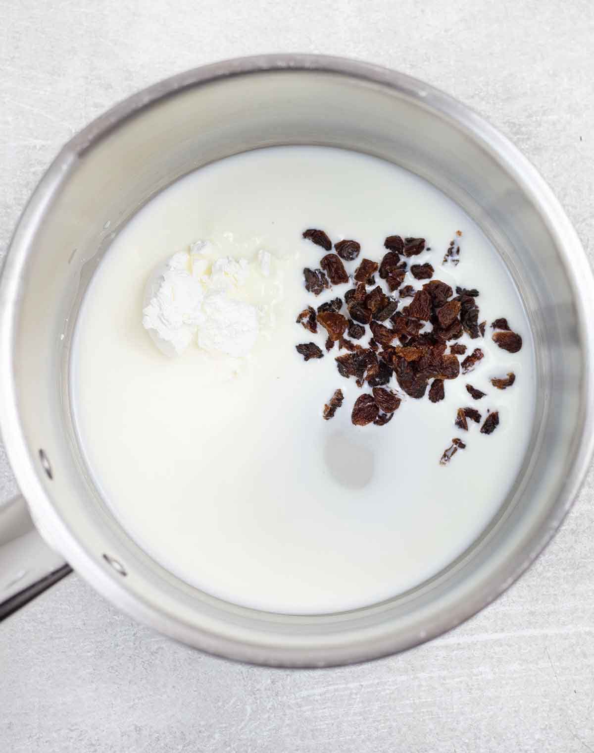 Mix milk, cornstarch, sugar, raisins and vanilla extract in a small saucepan.